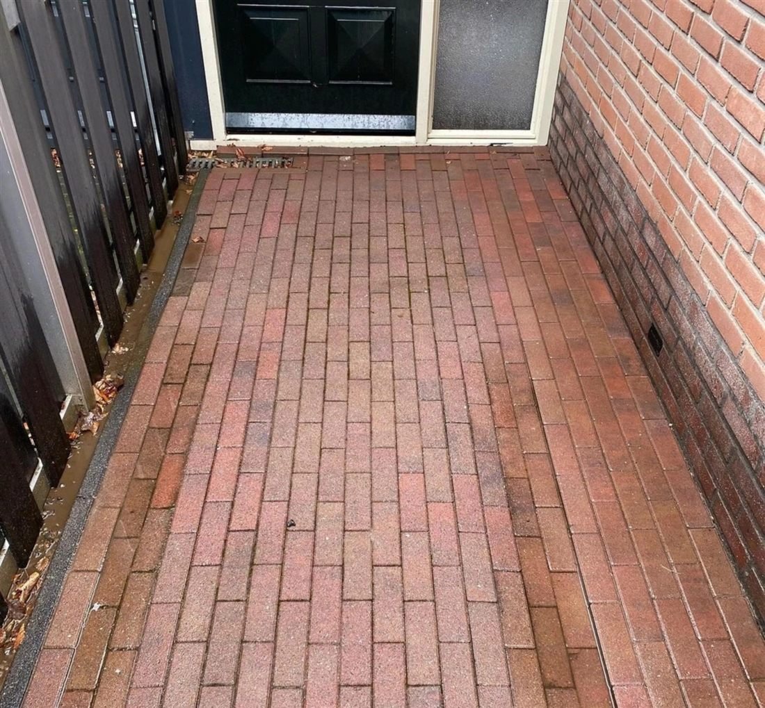 Rood klinkerterras tussen de gevels